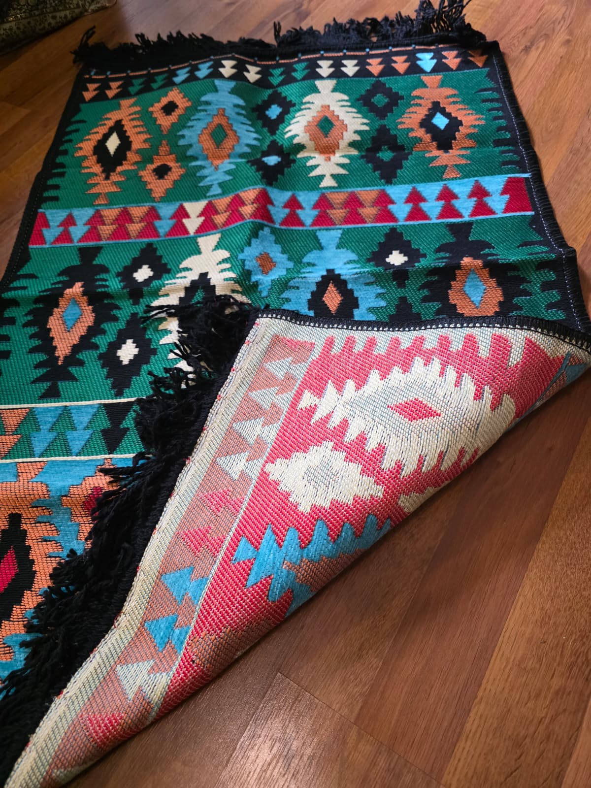 Turkish Kilim Rug: Vintage Bohemian decor